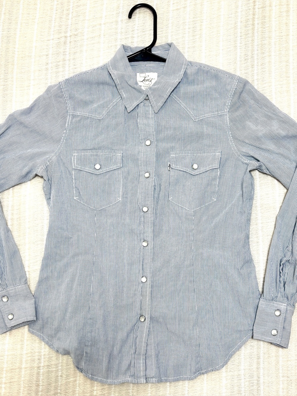 Levi’s Women’s Vintage?? Cotton Light Blue Pinstripe Western Shirt